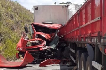 Colisão entre carretas fecha MG-120, entre Itabira e Nova Era