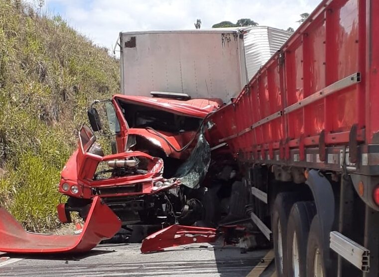 Colisão entre carretas fecha MG-120, entre Itabira e Nova Era