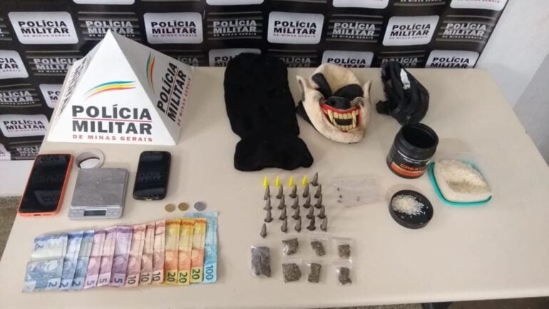 Polícia Militar prende quatro e apreende um adolescente por tráfico de drogas em Monlevade