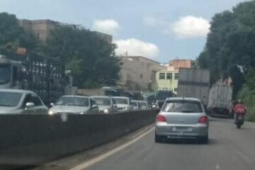 Entrada e saída de Belo Horizonte apresentam lentidão no trânsito neste sábado, na BR-381