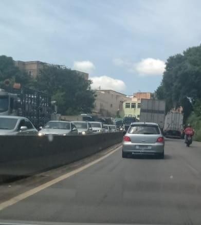 Entrada e saída de Belo Horizonte apresentam lentidão no trânsito neste sábado, na BR-381