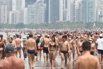 Banhistas lotam praias de Santos e desrespeitam regras da fase vermelha