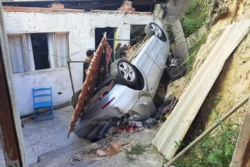 Carro despenca de barranco e atinge residência em Itabira