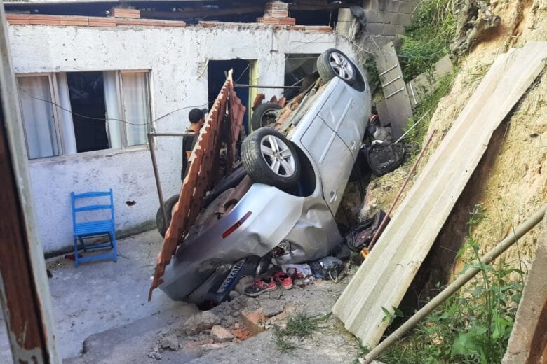 Carro despenca de barranco e atinge residência em Itabira