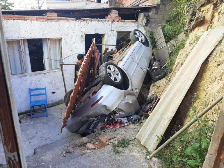 Carro despenca de barranco e atinge residência em Itabira
