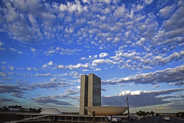 Ainda sem aprovação do Orçamento 2021, governo deve controlar gastos