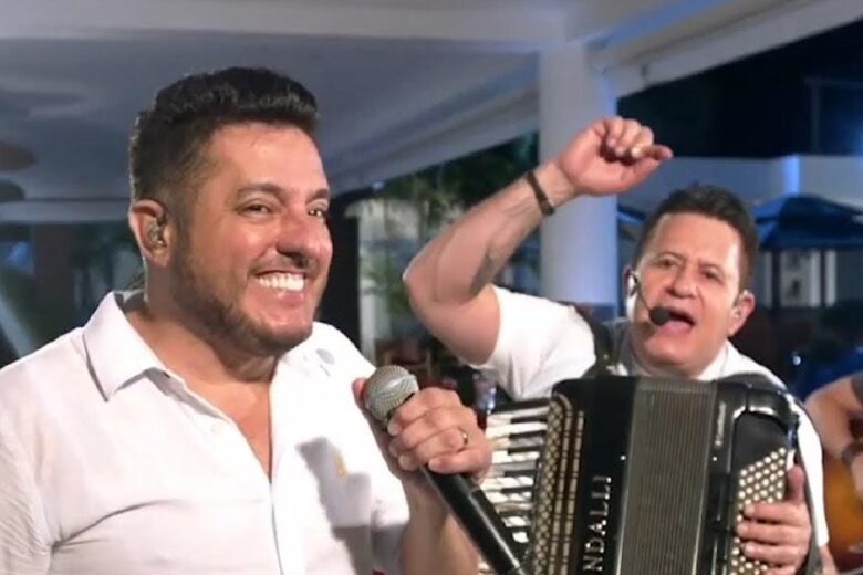 Bruno encoxa Marrone em live com Luan Santana e gera climão após parceiro se revoltar