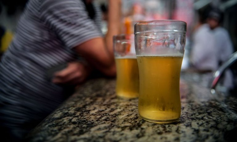 “Tá caro tomar uma”: preço da cerveja aumenta quase 20% em bares de Belo Horizonte