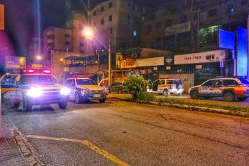 Homem rouba posto de gasolina, bate em viatura da PM e é preso em Monlevade