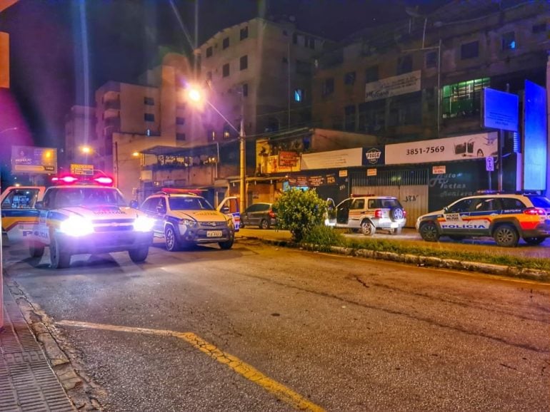 Homem rouba posto de gasolina, bate em viatura da PM e é preso em Monlevade