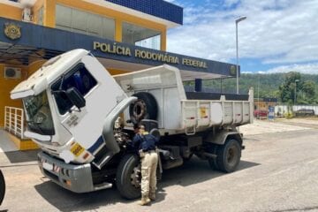 PRF apreende caminhão clone do exército na BR-381, em João Monlevade
