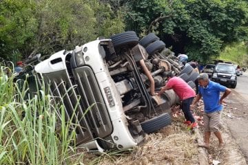 Motorista fica ferido após tombar carreta carregada com cerveja