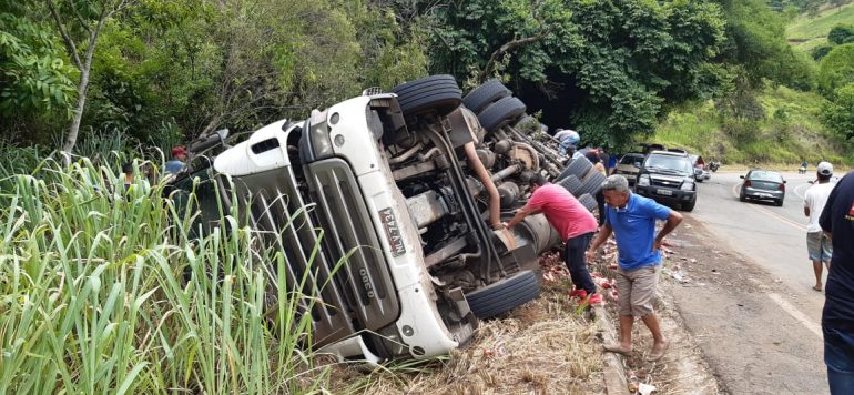 Motorista fica ferido após tombar carreta carregada com cerveja