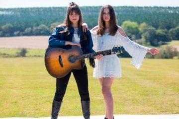 Com o pé direito: Júlia & Rafaela iniciam 2021 com o single “Amor Embaçado”