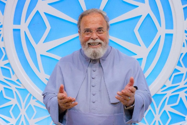 Beto Barbosa leva sua lambada para a TV Aparecida em programa com o Padre Antonio Maria