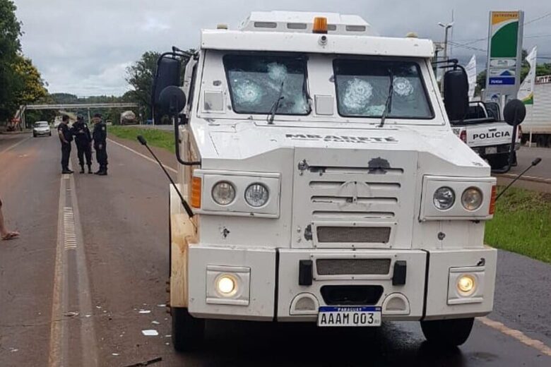 Bandidos usam explosivo, atacam carro forte e levam R$ 1,2 milhão