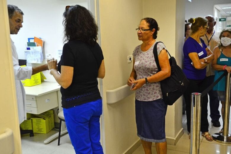 Câmara aprova projeto que torna crime furar a fila de vacinação