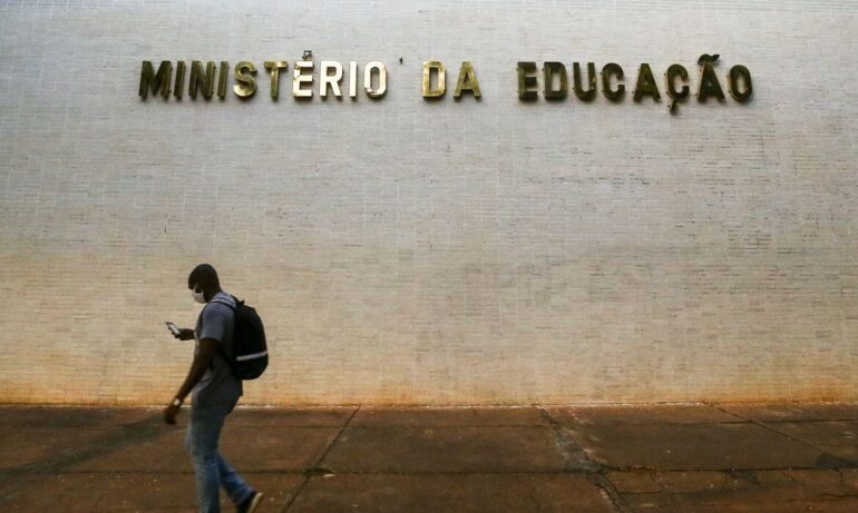 Alegando limitações financeiras, Santa Maria não pagará novo piso salarial dos professores