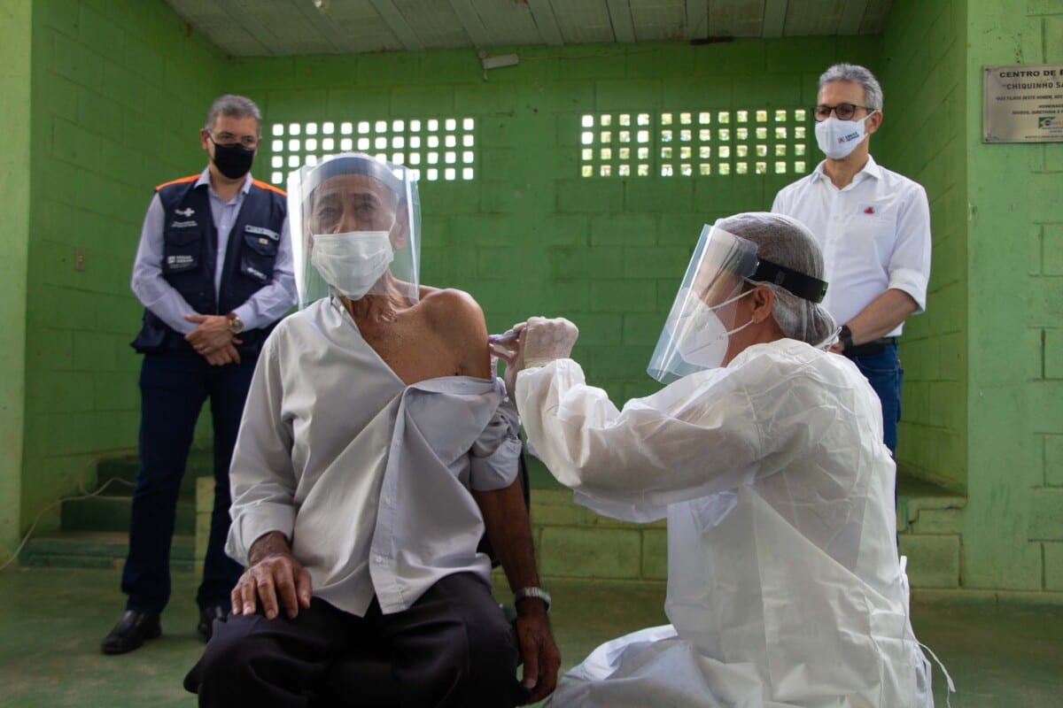 Minas Gerais inicia a vacinação de idosos com mais de 90 anos
