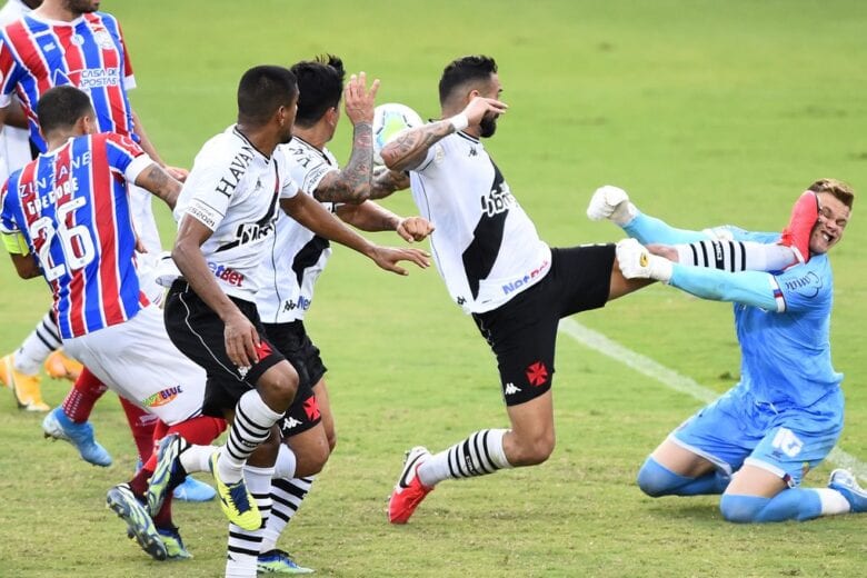 Após ‘solada’, goleiro Douglas descarta ‘maldade’ de Leandro Castán