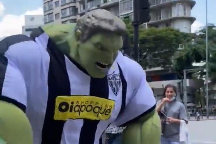 Atlético: ‘Hulk’ invade a Praça Sete, em BH, e arranca risadas; veja vídeo