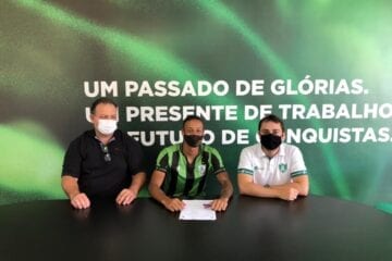 Atacante Vitinho, de 19 anos, assina contrato profissional com o América