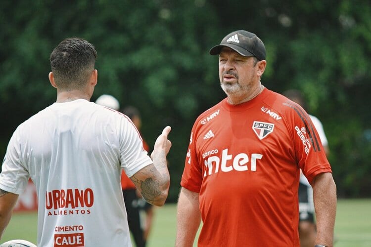 Sem Tiago Volpi e Brenner, Vizolli comanda primeiro treino no São Paulo