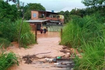 Moradores de Contagem ficam ilhados e são retirados por bombeiros