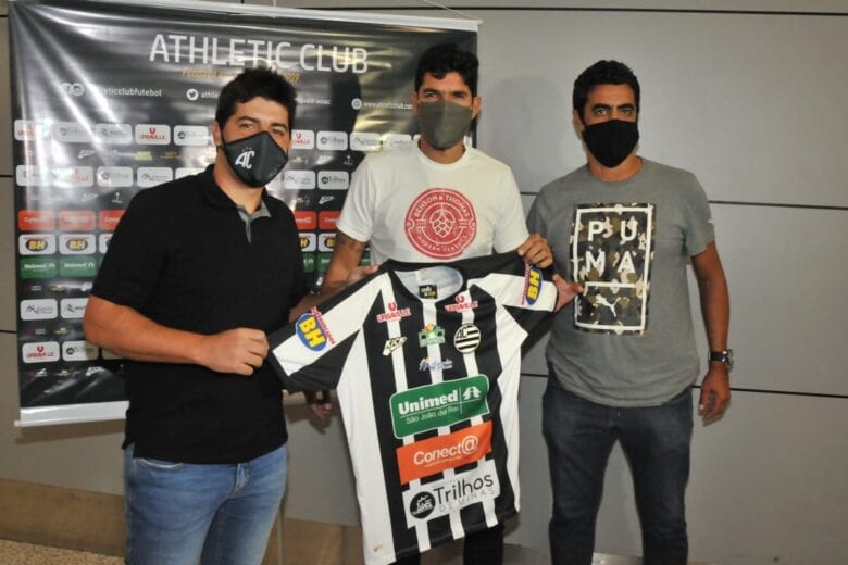 Loco Abreu veste camisa do Athletic e pede para time ‘curtir’ o Mineiro