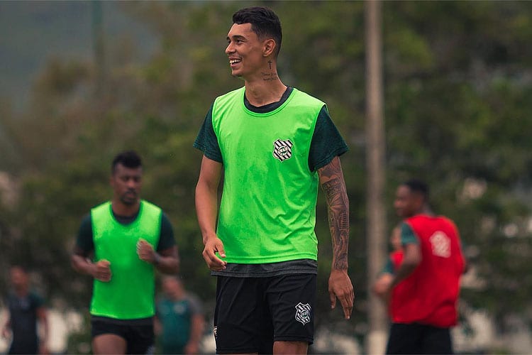 Atlético negocia empréstimo de zagueiro Vitor Mendes ao Juventude