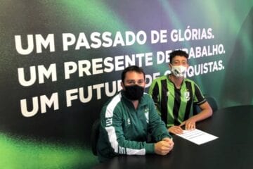 Zagueiro Júlio, de 17 anos, assina contrato profissional com o América