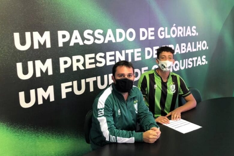 Zagueiro Júlio, de 17 anos, assina contrato profissional com o América