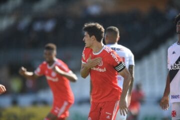 Internacional vence o Vasco, mantém liderança e pode ser campeão no domingo
