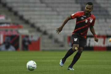 Athletico-PR marca no fim, bate Atlético-GO e ainda briga por Libertadores