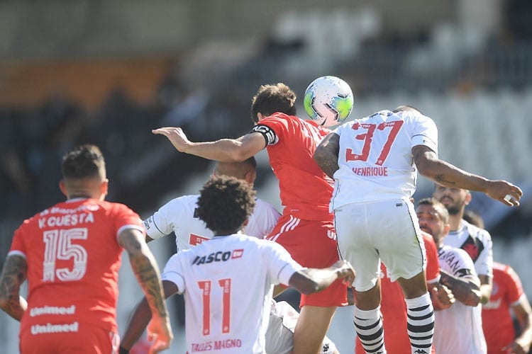 Empresa que opera VAR no Brasileirão explica falha no jogo Vasco x Inter