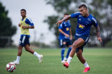 Com atacante, mas ainda sem zagueiro e goleiro, Cruzeiro treina na Toca II