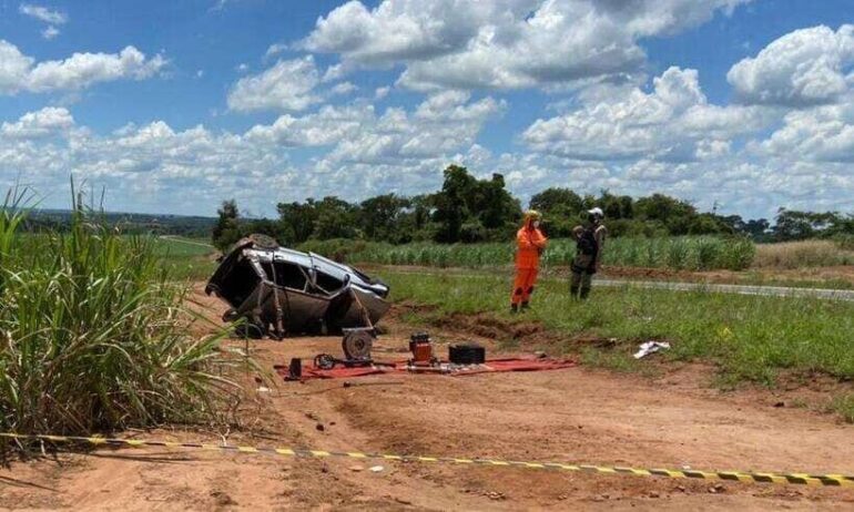 Carro capota, mulher morre e filhos ficam feridos no Triângulo Mineiro