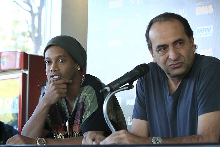 Kalil se solidariza com ‘filho’ Ronaldinho por morte de Dona Miguelina