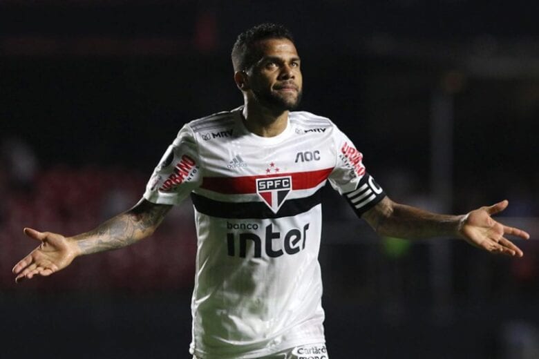 Fora da briga pela Série A, Daniel Alves tem 1º ano sem títulos desde 2005