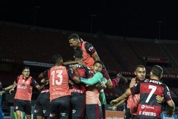 Flamengo perde, conta com empate do Inter e conquista oitavo Brasileiro