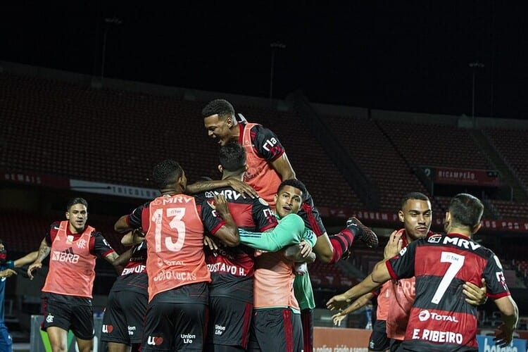 Flamengo perde, conta com empate do Inter e conquista oitavo Brasileiro