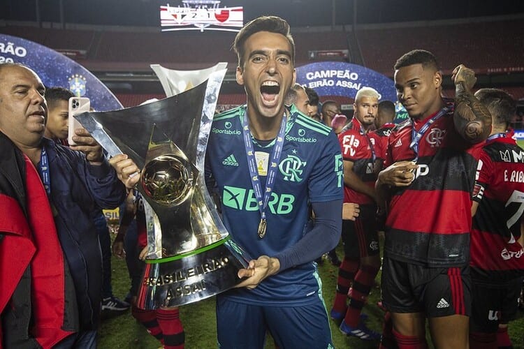 César sofre lesão no joelho e deve desfalcar o Flamengo por 6 meses