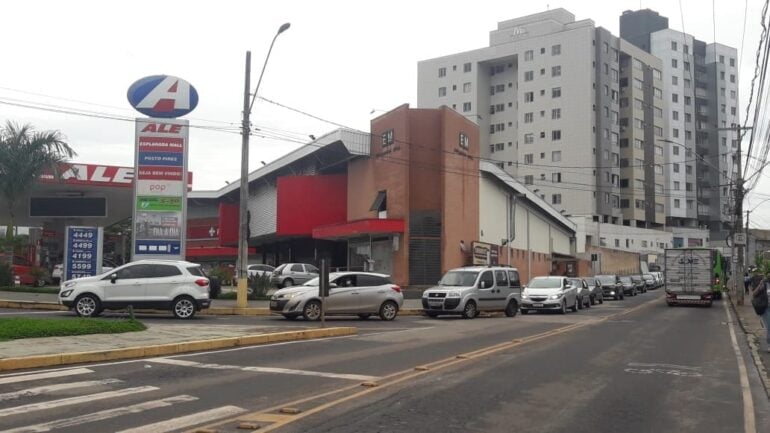 Postos de gasolina itabiranos já registram filas enormes; confira vídeos