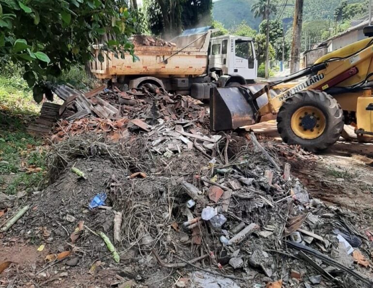 Em um dia de trabalho, Prefeitura de João Monlevade retira 18 caminhões de lixo das ruas