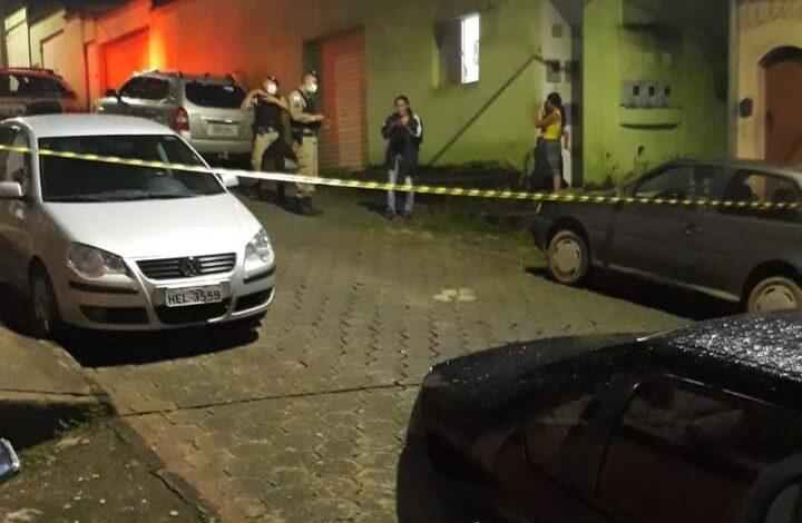 Rapaz sentado em calçada é baleado no Juca Rosa, em Itabira
