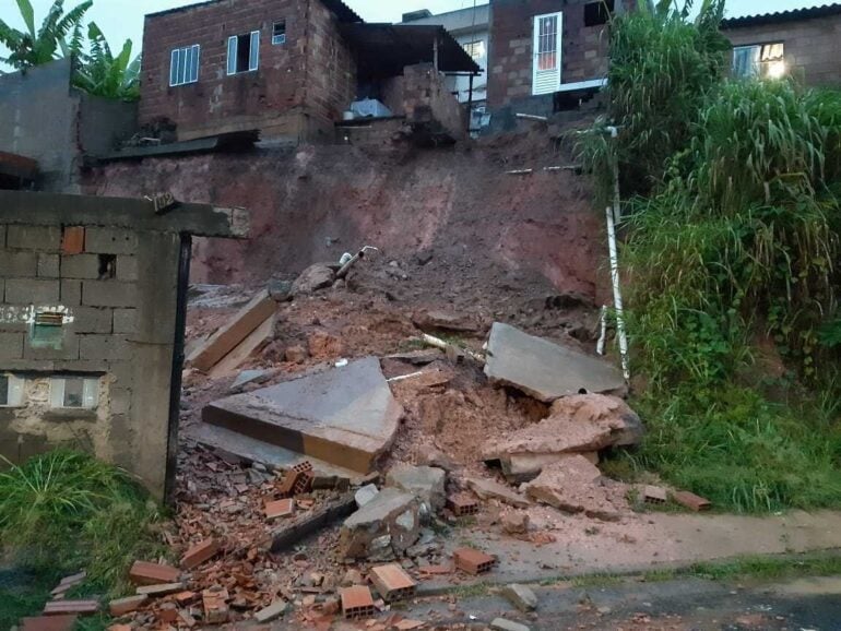 Muro desaba e família do bairro Bethânia é retirada de casa, em Itabira