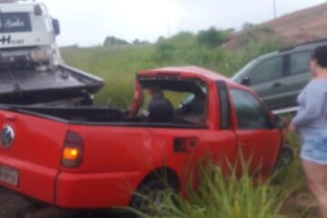 Carro bate em reboque que retirava veículo da pista na BR-381