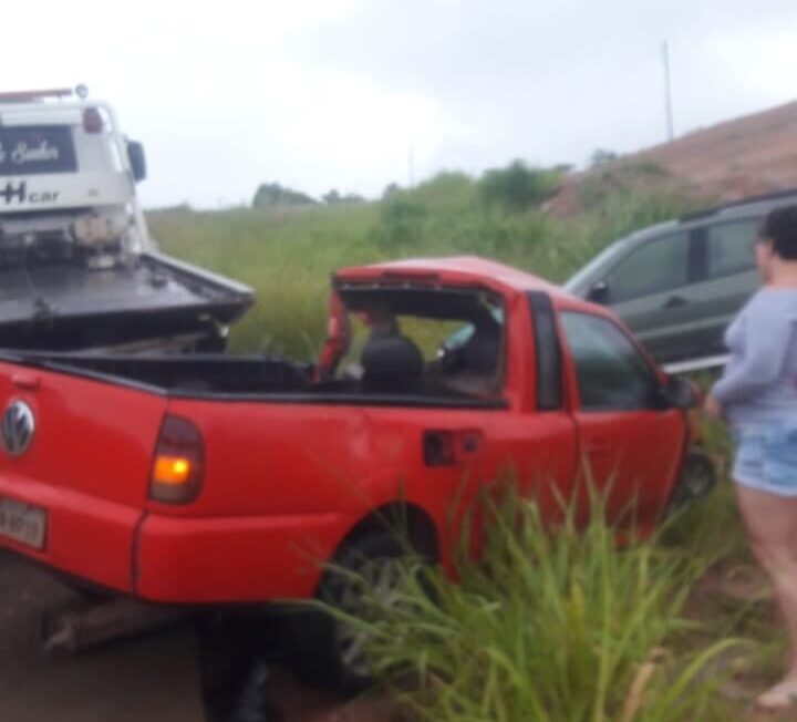 Carro bate em reboque que retirava veículo da pista na BR-381