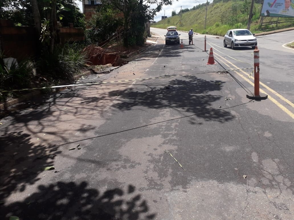 Desabamento deixa rua parcialmente interditada no João XXIII