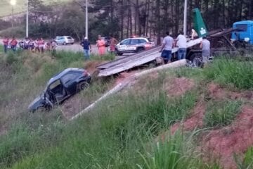 Carro furtado é encontrado capotado em ribanceira no Pedreira